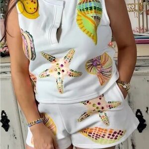 QUEEN OF SPARKLES White Shorts with Colorful Seashells Size Large